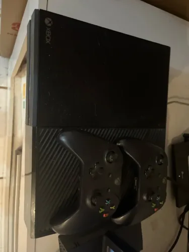 Xbox One com duas Manet  