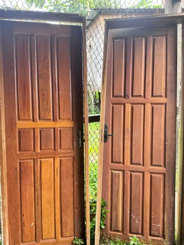 Porta de Madeira Maciça com Aduela | Excelente Estado