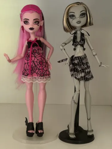 Lote Bonecas Monster High Draculaura G3 Pijama Monstruoso e Frankie Stein Skull Shores