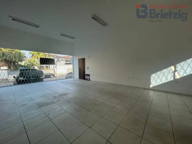 Sala em Glória, Joinville, com 60m² de área útil para locação por R$ 2.500+taxas/mensal. Ó