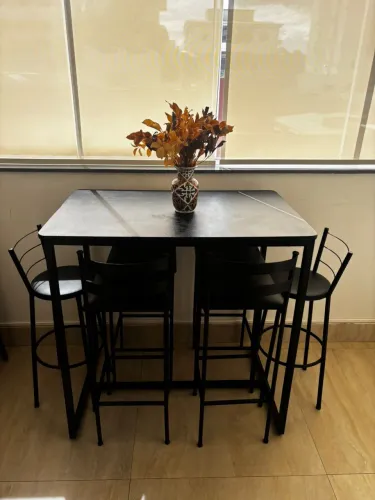 Conjunto de mesa e cadeiras