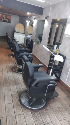 Barbairo(a), Cabelereiro(a).