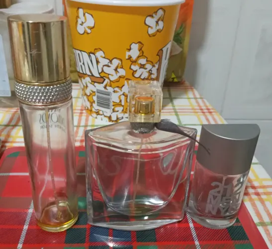 Vidro vazio de perfumes.