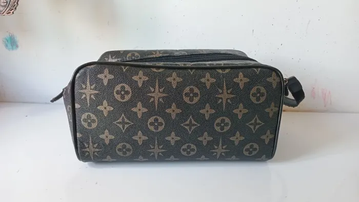 Bolsa/nescesserie estilo luis vitton