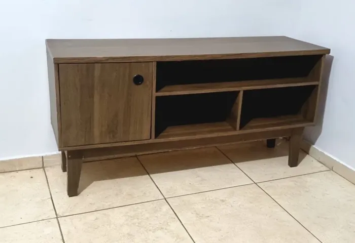 Rack para TV Retrô Amadeirado com Pés Palito e Porta - Usado
