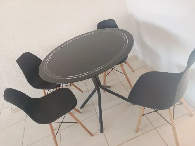 Mesa de vidro e quatro cadeiras