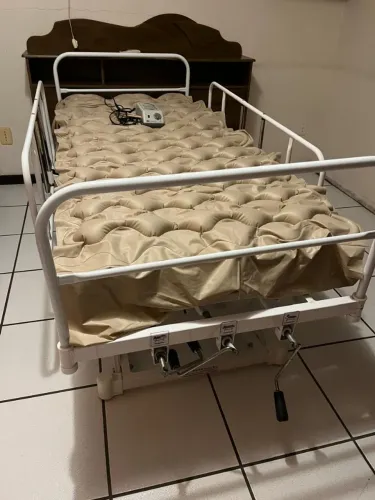 Cama hospitalar + colchão azul + colchão casca de ovo com aparelho de movimentos