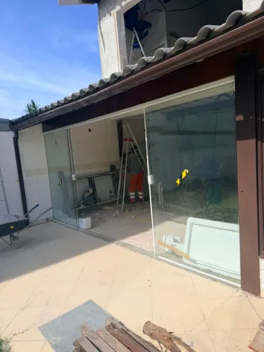 Janelas em madeira com vidro e portas de vidro