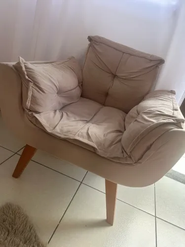 2 Poltronas rosa com pé de madeira