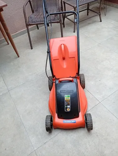 Máquina de cortar grama pouco uso