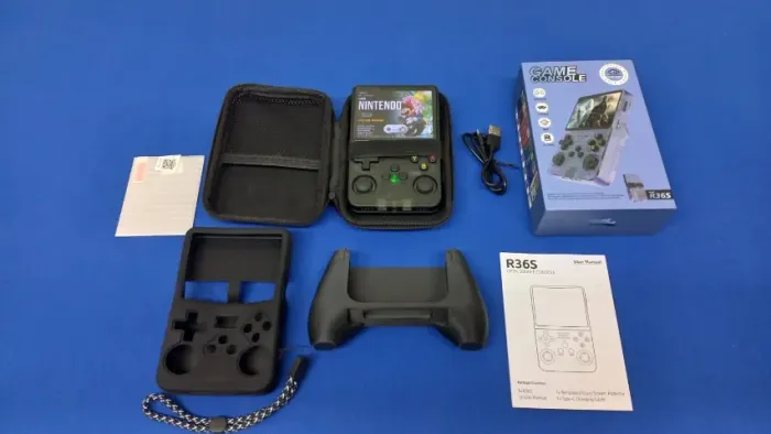 Videogame Portátil R36S - Acompanha (Case, Grip de mão, Capinha Silicone) Novíssimo