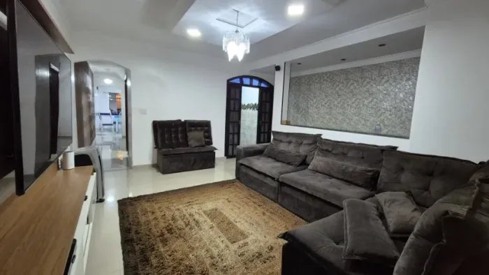 Sobrado com 208 m² privativos, 3 dormitórios, banheira, 2 vagas e churrasqueira