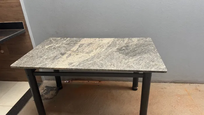 Tampo de mesa em mármore