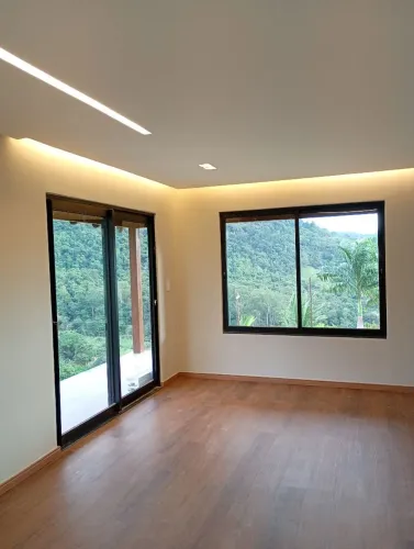 Pinturas e piso vinílico.e com a RJ divisórias