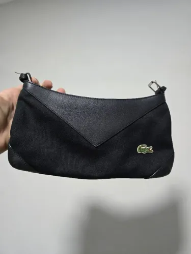 Bolsa Lacoste Baguette em Couro e Canvas Preto - Com Alça Transversal Nova