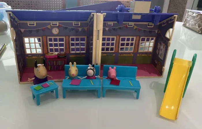 Escola da peppa com personagens
