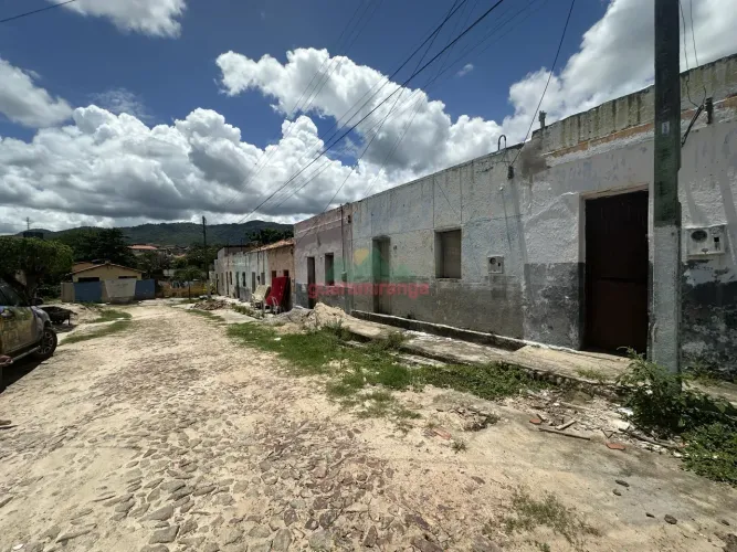 9 casas para reforma e terreno com duas frentes em Baturité/CE.