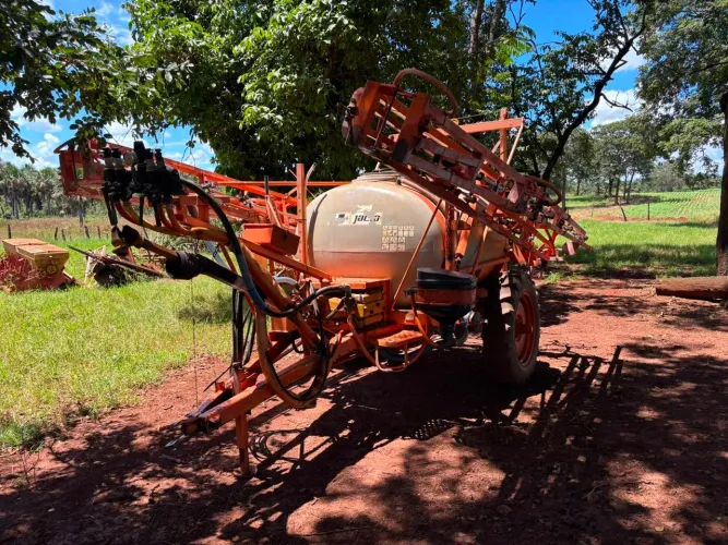 Pulverizador Jacto 2000L