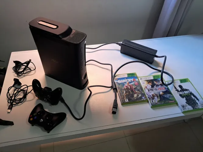 Xbox 360 em Ótimo estado! Recentemente levado na assistência técnica, RENOVADO!