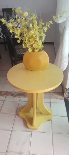 Mesinha amarela com arranjo