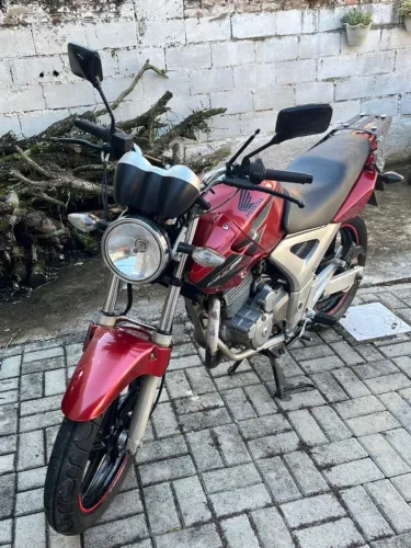 Venda de moto bem conservada e revisada