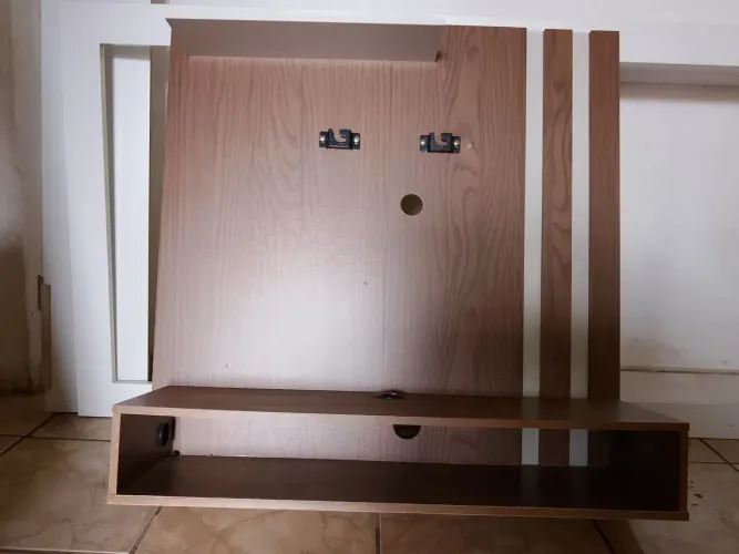 Painel TV 32" com suporte.