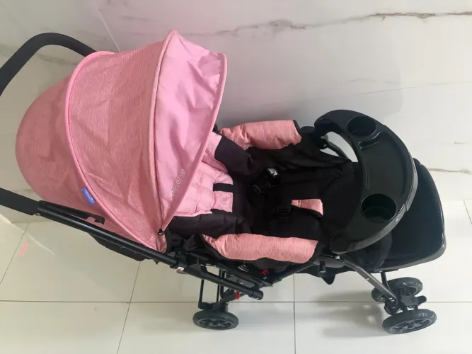 Carro de bebê pouquíssimo usado.