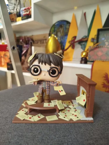 Funko Pop! Deluxe Harry Potter Com Cartas de Hogwarts 