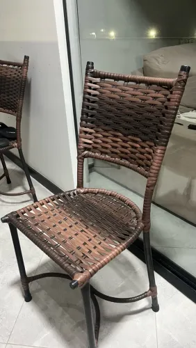 Cadeira de fibra sintética