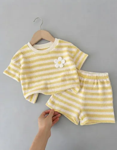 Conjunto menina listrado com aplicação de Margarida veste de 2a3 anos 