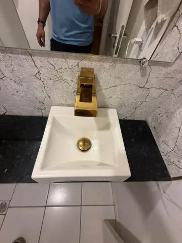 Cuba para banheiro com torneira dourada água em cascata