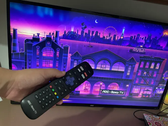 Smart TV AOC Roku 43?, completa, Wi-Fi, excelente estado e pronta para uso!