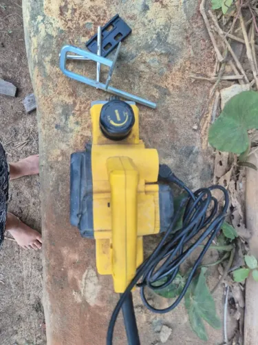 Plaina Elétrica DeWalt D26676