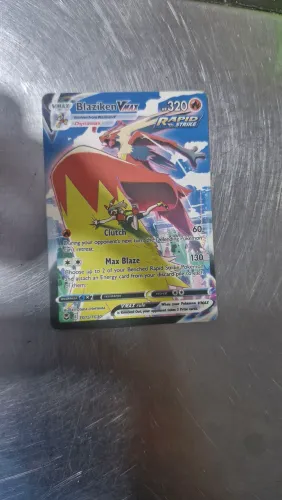 Blaziken VMAX pronto para incendiar a batalha! ?