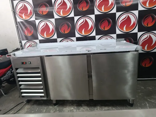 Balcão refrigerado 1,76x70x90. 2 portas 220 volts todo no aço inox por dentro e por fora