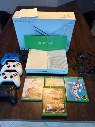 Xbox One S com 4 controles e 4 jogos