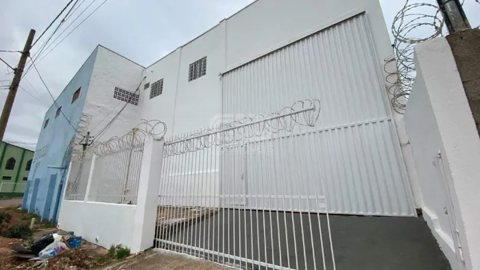 Galpão com Mais de 280m² no Bairro Santa Laura