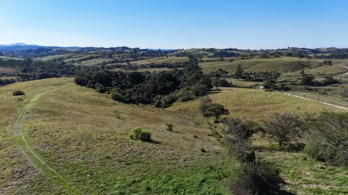 *EXCELENTE SÍTIO A VENDA EM PORANGABA-SP* ?? Formação: Pastagem Área Total: 22,37 Alqueire