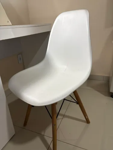 Cadeira moderna feminina