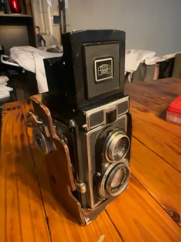 Máquina fotográfica vintage, anos 50.