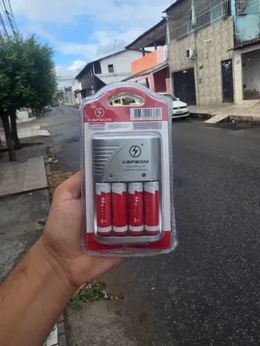 Kit Carregador de Pilhas Bivolt Kapbom Original + 4 Pilhas AA Inclusas
