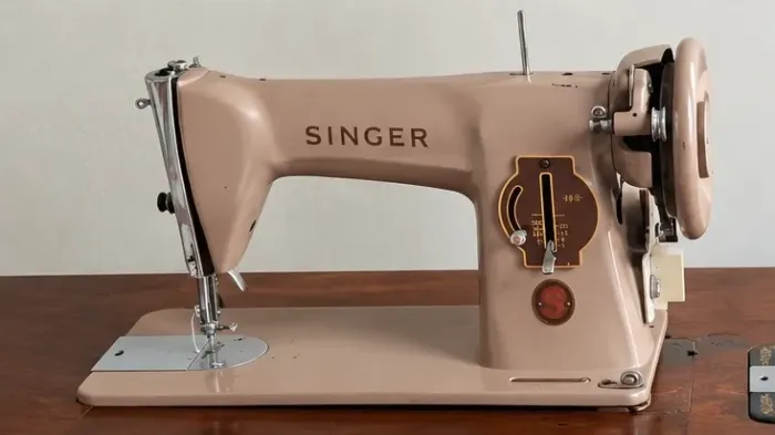 Máquina de Costura Singer 15C Marrom