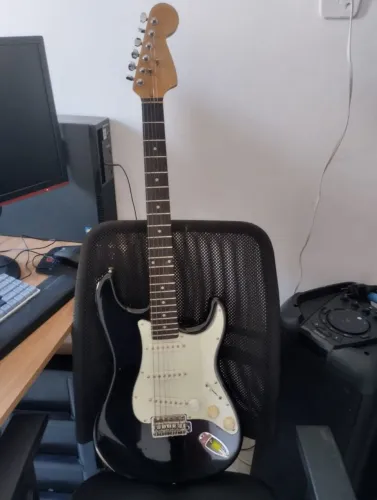 Vendo uma Guitarra com a pedaleira Squier Affinity Stratocaster. Ela está em ótimo esto
