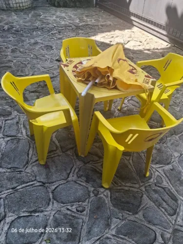 Mesa plástico, 4 cadeiras e guarda Sol