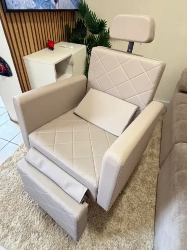 Poltrona de Luxo Reclinável com Apoio de Pés (Semi-nova / 7 meses de uso)