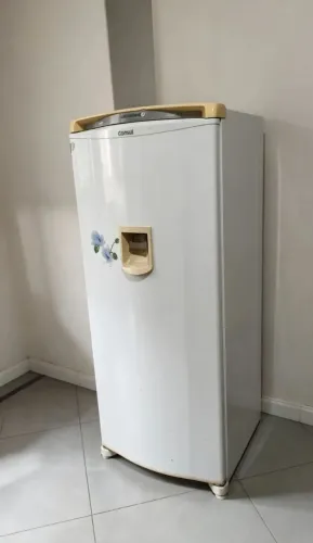 Geladeira frost free com dispenser de agua