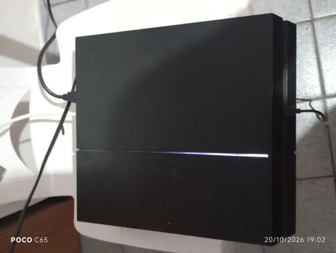 PS4 com três controles