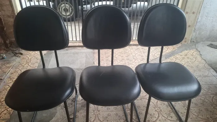 Vendo tres cadeira de escritório