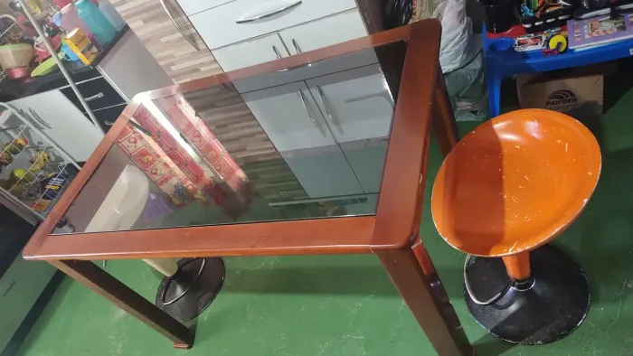 Mesa De 4 cadeiras, ira somente a mesa com 2 banquetinhas