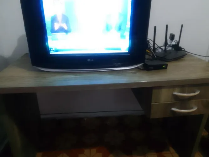 Escrivaninha semi nova retirada no local 